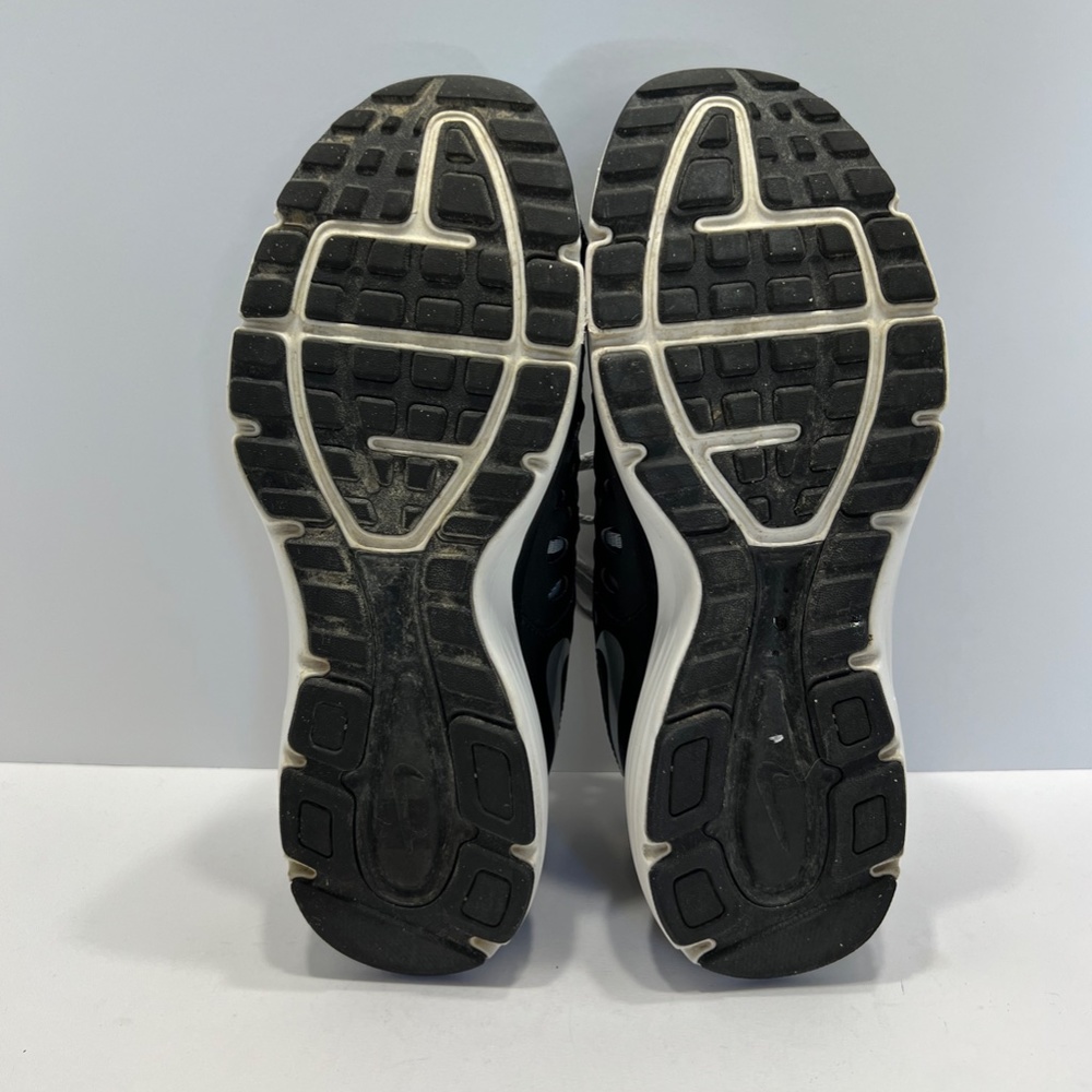 Nike Black and White Athletic Shoes - Picture 8 of 10